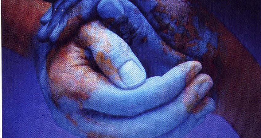 Des mains entrelacées